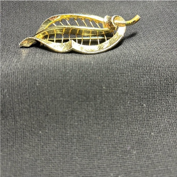 VTG Pretty Gold tone metal ridged Leaf Brooch. Unsigned. - Picture 4 of 4